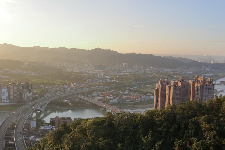 Foto vista de ângulo alto de edifícios contra o céu durante o pôr do sol.