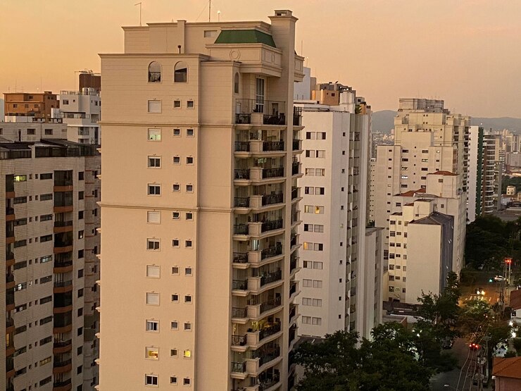 Foto vista de ângulo alto de edifícios contra o céu durante o pôr do sol