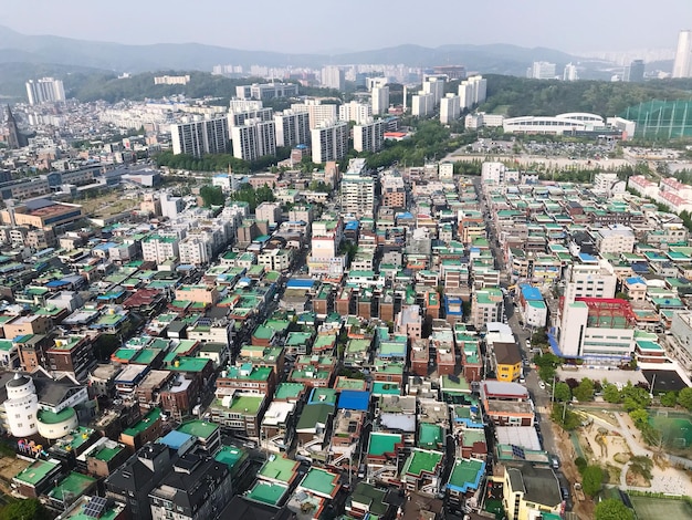 Vista de ângulo alto de edifícios contra o céu na cidade