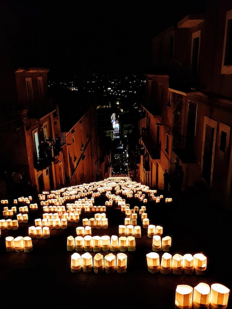 Foto vista de ângulo alto de edifícios iluminados à noite