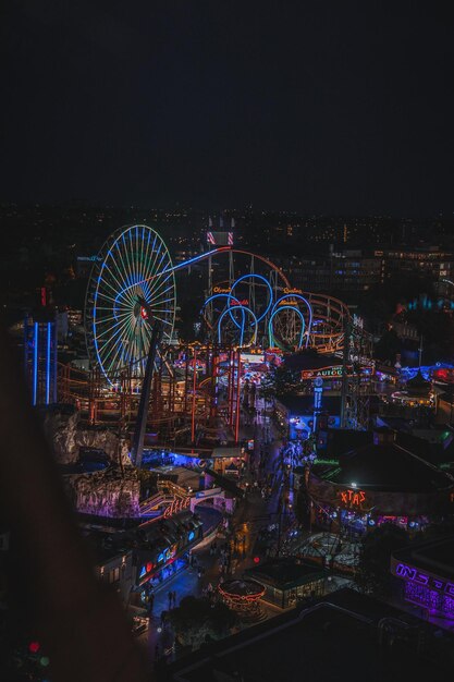 Foto vista de ângulo alto de edifícios iluminados na cidade à noite