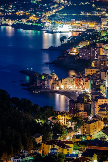 Vista de ângulo alto de edifícios iluminados na cidade à noite