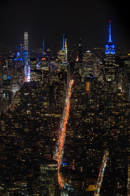 Foto vista de ângulo alto de edifícios iluminados na cidade à noite
