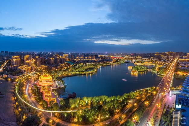 Vista de ângulo alto de edifícios iluminados na cidade durante o anoitecer