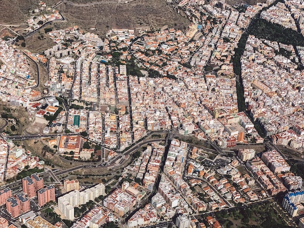 Vista de ângulo alto de edifícios iluminados na cidade