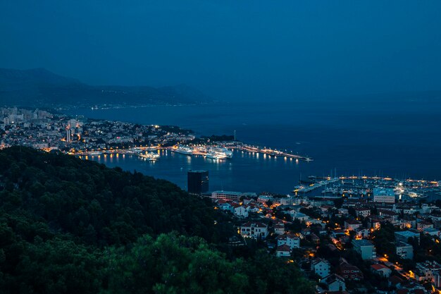 Vista de ângulo alto de edifícios iluminados pelo mar contra o céu