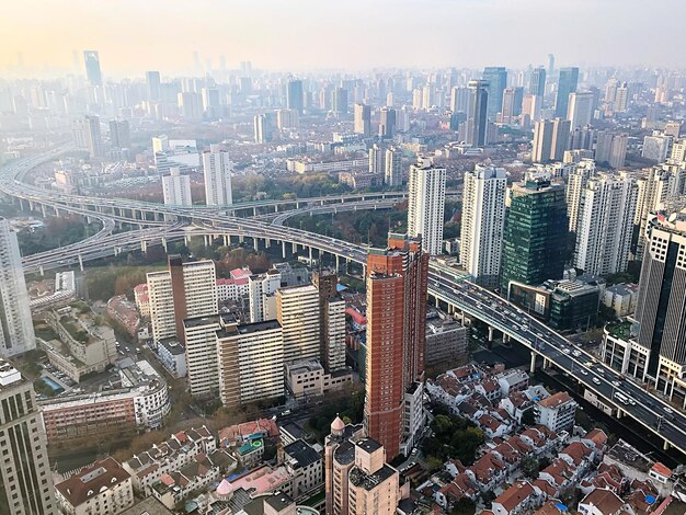 Foto vista de ângulo alto de edifícios modernos na cidade contra o céu