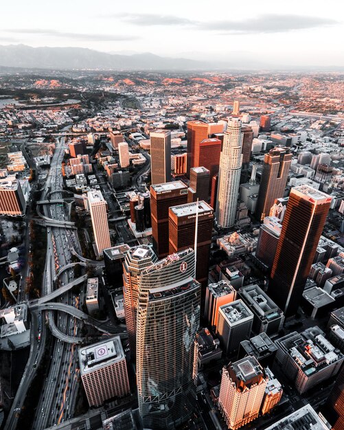 Foto vista de ângulo alto de edifícios modernos na cidade contra o céu