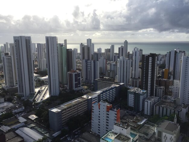 Foto vista de ângulo alto de edifícios modernos na cidade contra o céu