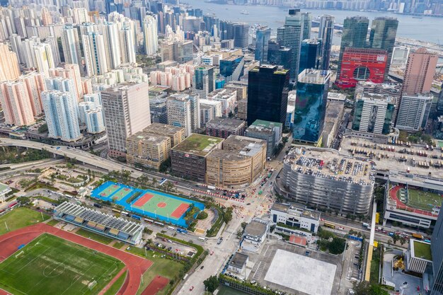 Foto vista de ângulo alto de edifícios modernos na cidade