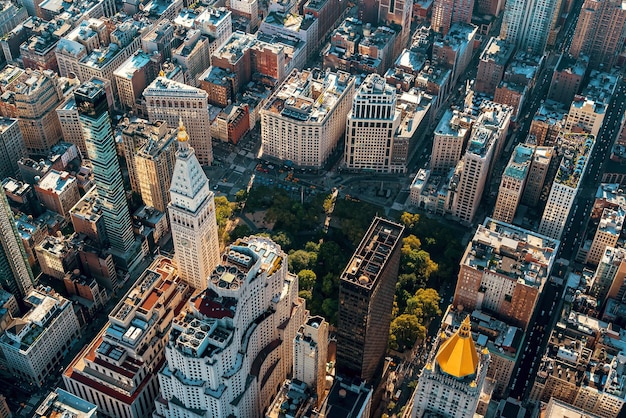 Vista de ângulo alto de edifícios modernos na cidade