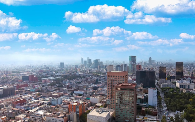 Foto vista de ângulo alto de edifícios na cidade contra o céu