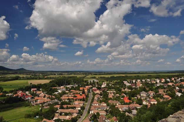 Vista de ângulo alto de edifícios na cidade contra o céu