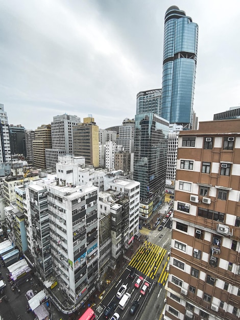 Vista de ângulo alto de edifícios na cidade contra o céu