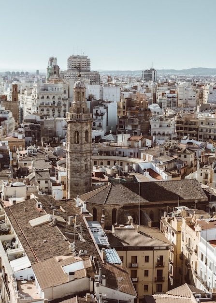 Vista de ângulo alto de edifícios na cidade contra um céu claro