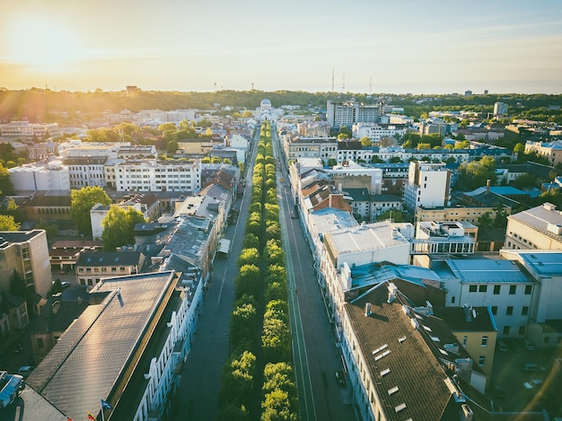 Vista de ângulo alto de edifícios na cidade durante o pôr do sol