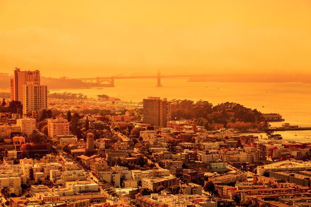 Foto vista de ângulo alto de edifícios na cidade durante o pôr do sol