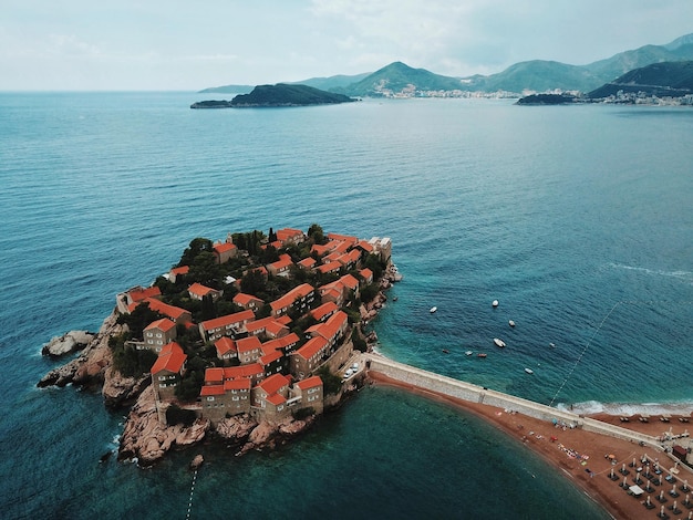 Vista de ângulo alto de edifícios na cidade em meio ao mar