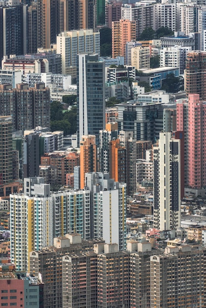 Vista de ângulo alto de edifícios na cidade
