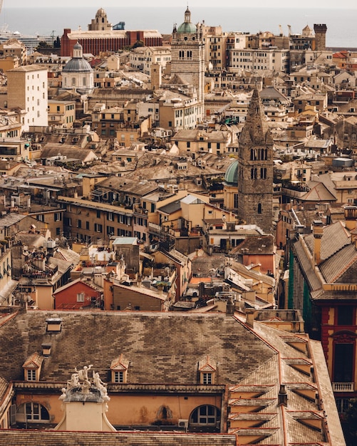 Vista de ângulo alto de edifícios na cidade