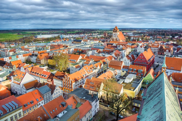 Vista de ângulo alto de edifícios na cidade