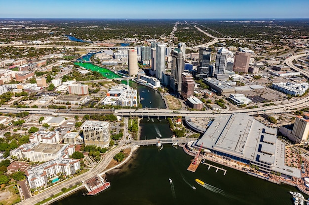 Vista de ângulo alto de edifícios na cidade