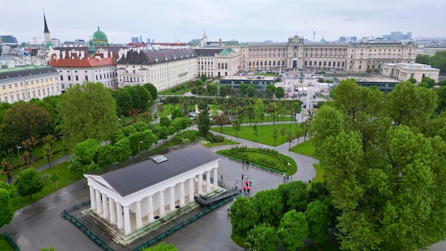 Vista de ângulo alto de edifícios na cidade