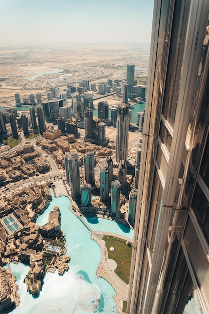 Vista de ângulo alto de edifícios na cidade