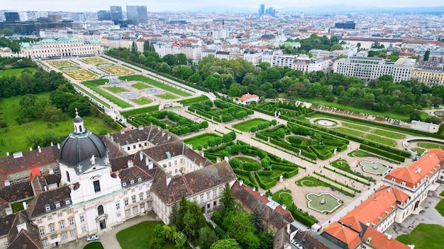 Vista de ângulo alto de edifícios na cidade