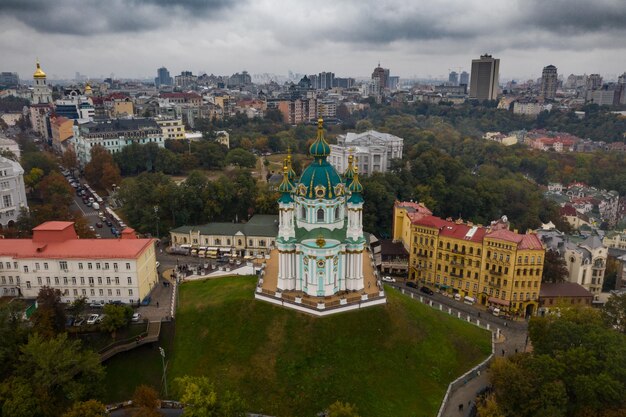 Vista de ângulo alto de edifícios na cidade