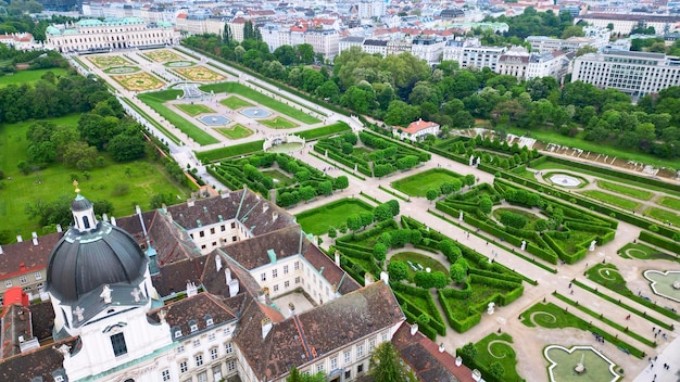 Vista de ângulo alto de edifícios na cidade