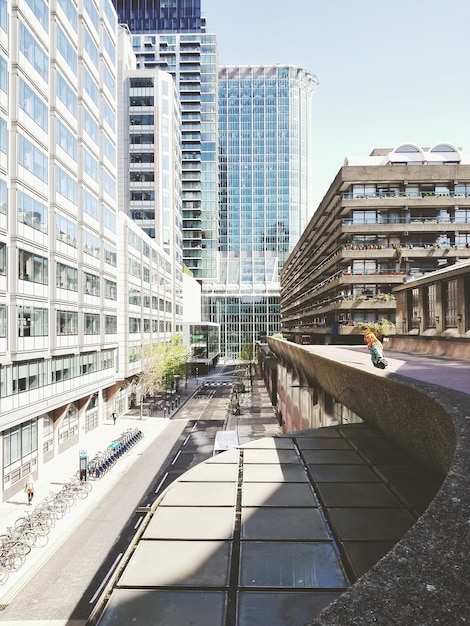 Vista de ângulo alto de edifícios na cidade