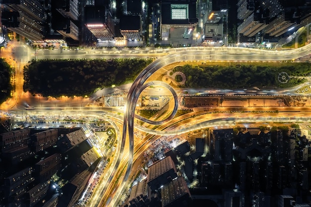 Vista de ângulo alto de edifícios na cidade