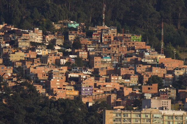 Vista de ângulo alto de edifícios na cidade