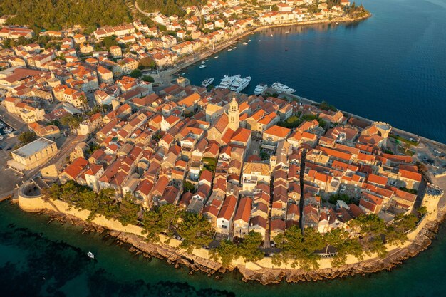 Vista de ângulo alto de edifícios na cidade