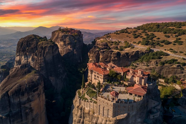 Vista de ângulo alto de edifícios na montanha contra o céu durante o pôr do sol