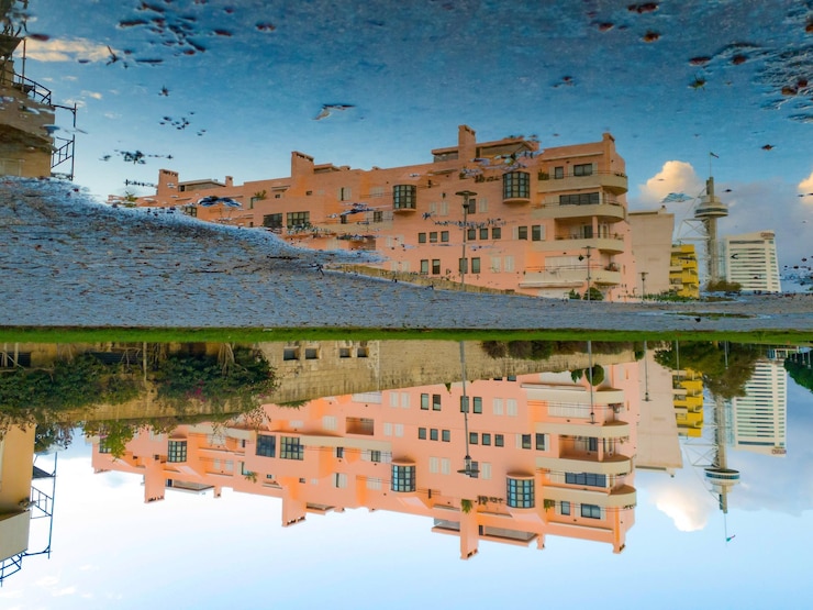 Foto vista de ângulo alto de edifícios pelo lago contra o céu azul