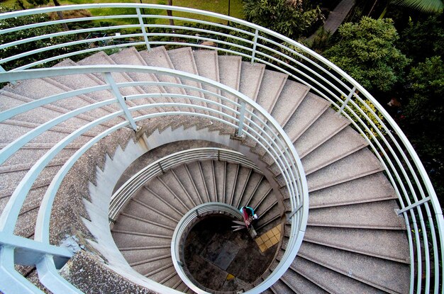 Foto vista de ângulo alto de escadas em espiral em hong kong