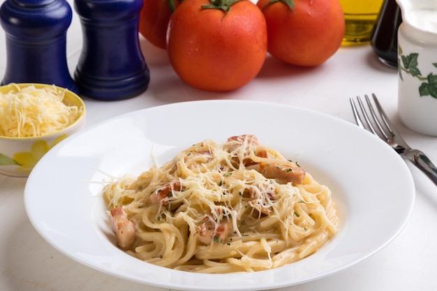Vista de ângulo alto de espaguete com carbonara em prato na mesa