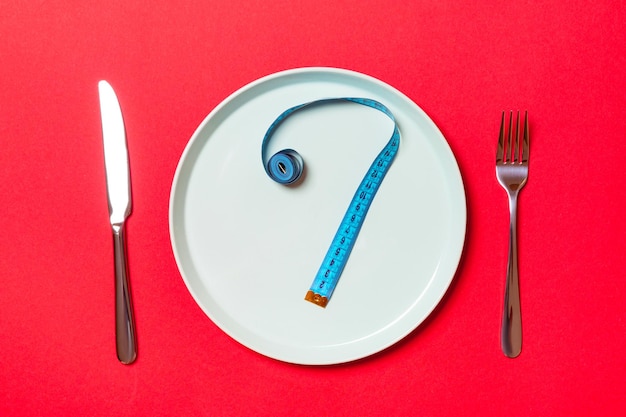 Foto vista de ângulo alto de fita de medição multicolorida na mesa medindo conceitos de alimentos com espaço de cópia