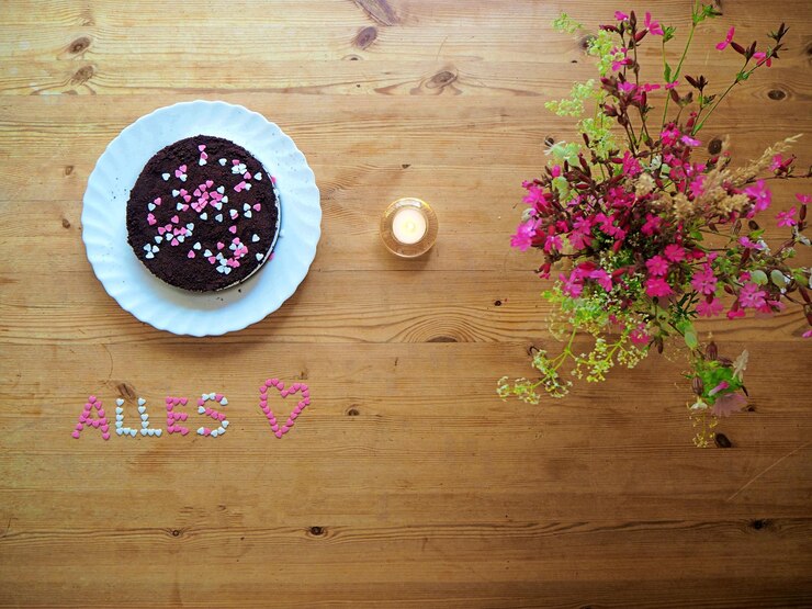 Foto vista de ângulo alto de flores cor-de-rosa na mesa
