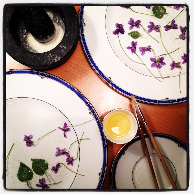 Foto vista de ângulo alto de flores em prato na mesa