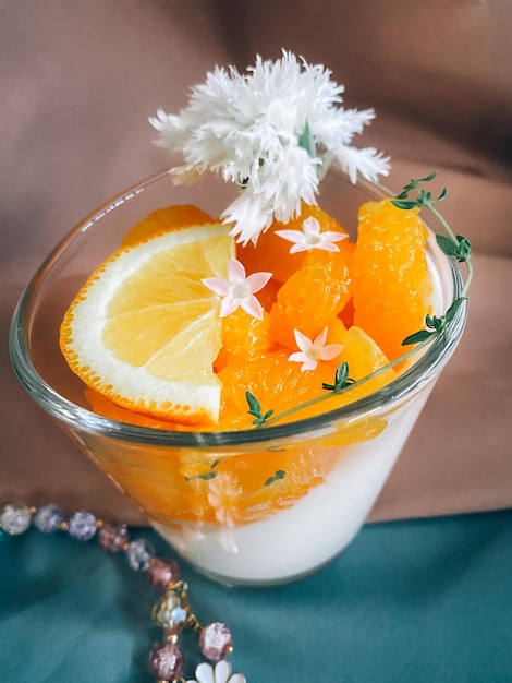 Vista de ângulo alto de frutas de laranja na mesa