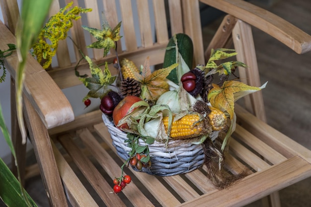 Foto vista de ângulo alto de frutas em cesta na mesa