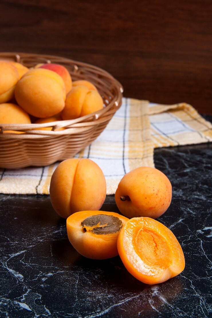Foto vista de ângulo alto de frutas em cesta na mesa