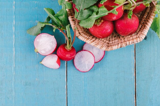 Foto vista de ângulo alto de frutas em cesta na mesa