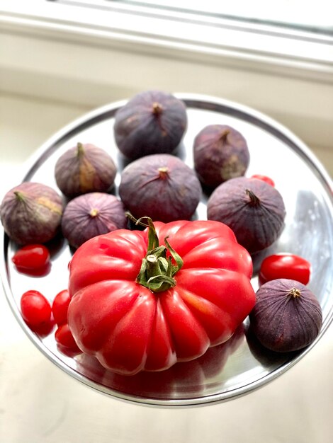 Foto vista de ângulo alto de frutas em prato na mesa