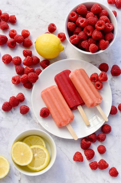 Foto vista de ângulo alto de frutas em sorvete