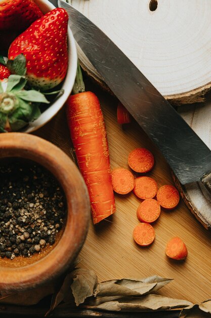 Foto vista de ângulo alto de frutas em uma tigela na mesa