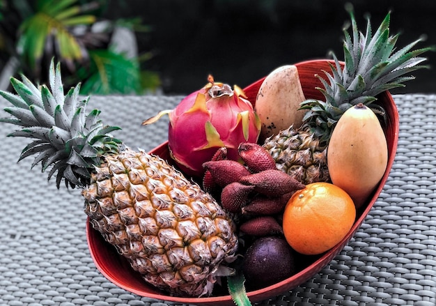 Foto vista de ângulo alto de frutas em uma tigela na mesa